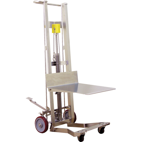 Gerbeur hydraulique &agrave; plateforme, M&eacute;canisme Pompe au pied, Capacit&eacute; de 750 lb, Levage max de 54" Nassau Supply