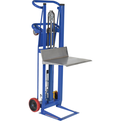 Gerbeur &agrave; plateforme hydraulique, M&eacute;canisme Pompe au pied, Capacit&eacute; de 750 lb, Levage max de 52" Nassau Supply