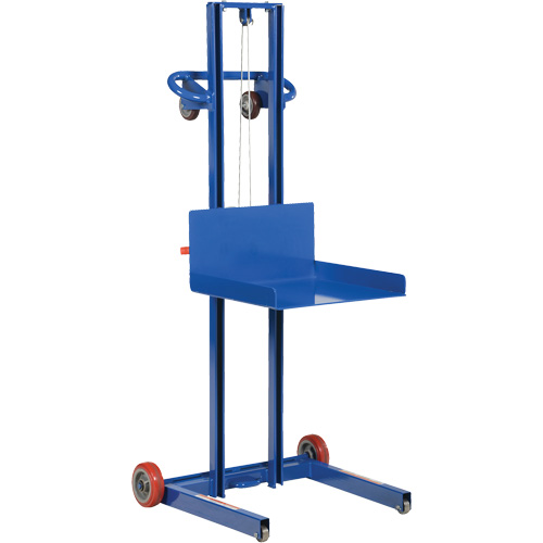 Plateforme &eacute;l&eacute;vatrice &agrave; profil bas pour charge l&eacute;g&egrave;re, M&eacute;canisme Treuil manuel, Capacit&eacute; de 400 lb, Levage max de 55" Nassau Supply