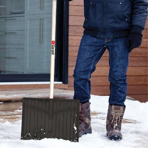 Pelle &agrave; neige Nordic, Lame Polypropyl&egrave;ne, Largueur 17-3/4", Manche Prise en D Nassau Supply