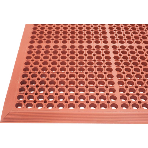 Tapis de s&eacute;rie Competitor, &agrave; fentes, 3' x 5' x 7/8", Orange, Caoutchouc naturel Nassau Supply