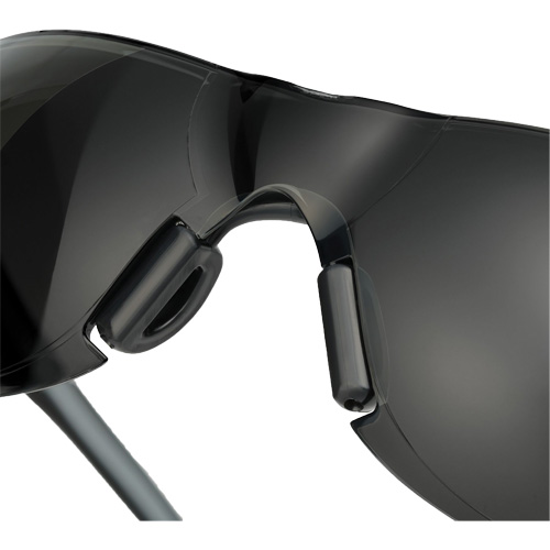 Lunettes de s&eacute;curit&eacute; Adapt Lite, Lentille Fum&eacute;e, Antibu&eacute;e/Anti-&eacute;gratignures, ANSI Z87+/R&eacute;pond ou surpasse la norme CSA Z94.3 Nassau Supply