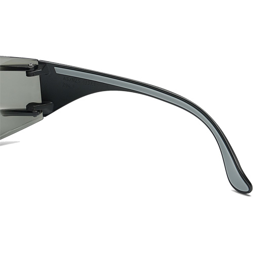 Lunettes de s&eacute;curit&eacute; Adapt Lite, Lentille Fum&eacute;e, Antibu&eacute;e/Anti-&eacute;gratignures, ANSI Z87+/R&eacute;pond ou surpasse la norme CSA Z94.3 Nassau Supply
