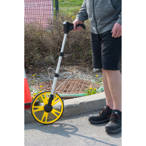 Roue d'arpentage num&eacute;rique, 12,5"/31,8 cm, Gamme de 99999,9 m, Pieds/m&egrave;tres Nassau Supply
