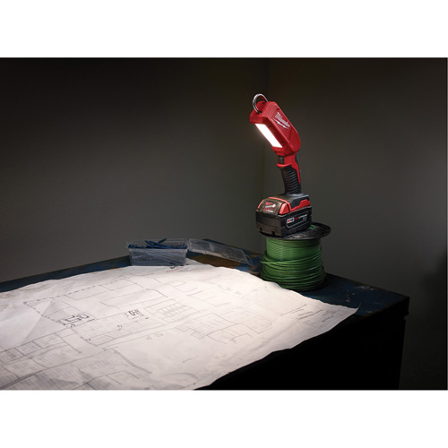 B&acirc;ton lumineux M18, Crochet, Rechargeable, 300 lumens Nassau Supply