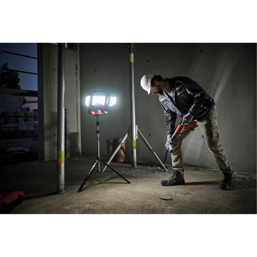 Lampe de travail &agrave; DEL professionnelle &agrave; panneaux pliants lumens sans fil 18V sur tr&eacute;pied, DEL, 3600 lumens Nassau Supply