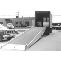 Rampe de chargement mobile, 16 000 lb Capacit&eacute;, 72" la x 30' lo Nassau Supply