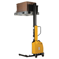 Gerbeur motoris&eacute; avec m&acirc;t &eacute;troit, Fonctionnement &eacute;lectrique, Capacit&eacute; 1500 lb, Lev&eacute;e max 98" Nassau Supply
