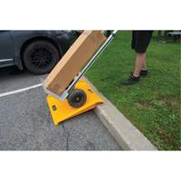 Rampe de trottoir portable en poly pour diable, Capacité de 1000 lb, 27" la x 27" lo MP740 | Nassau Supply