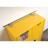 Attache de retenue contre les s&eacute;ismes pour armoire Sure-Grip Ex pour produits inflammables Nassau Supply