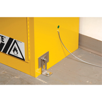 Attache de retenue contre les s&eacute;ismes pour armoire Sure-Grip Ex pour produits inflammables Nassau Supply