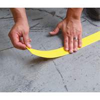 Marqueur robuste pour le sol Tough-Mark, Rectangle, 48" lo x 2" la, Jaune, Poly&eacute;thyl&egrave;ne Nassau Supply