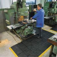 Tapis antifatigue &agrave; imbrication Cushion-Ease 550, &agrave; fentes, 3' x 3' x 3/4", Noir, Caoutchouc Nassau Supply
