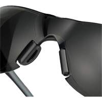 Lunettes de s&eacute;curit&eacute; Adapt Lite, Lentille Fum&eacute;e, Antibu&eacute;e/Anti-&eacute;gratignures, ANSI Z87+/R&eacute;pond ou surpasse la norme CSA Z94.3 Nassau Supply