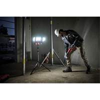 Lampe de travail &agrave; DEL professionnelle &agrave; panneaux pliants lumens sans fil 18V sur tr&eacute;pied, DEL, 3600 lumens Nassau Supply